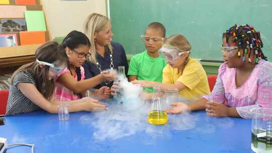 孩子们和老师在教室里进行烟雾缭绕的科学