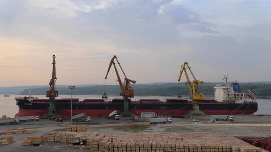 港口码头运作的起重机视频素材模板下载