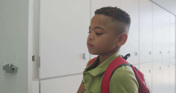非裔美国男孩关闭储物柜并在学校微笑的视频