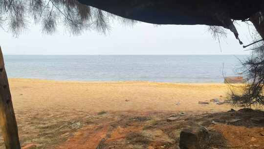 海边搭的棚屋视角欣赏海边海景大海沙滩