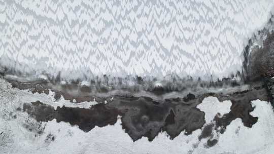 波兰苏瓦尔基峡马苏里亚风雪覆盖的雪湖的缓