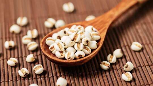 木勺上的薏仁特写素材