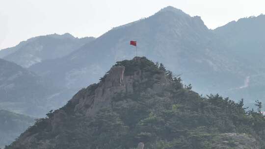 航拍山东荣成东霞口山顶上的五星红旗