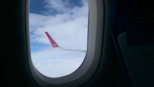 航空飞机飞行在蓝天白云视频素材模板下载
