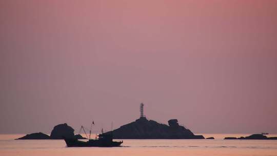 山东威海环翠区半月湾海上日出晨光