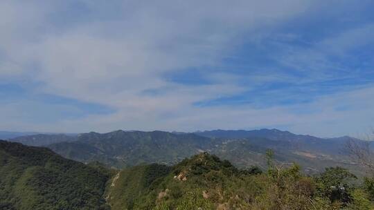 行走在山脊上的登山爱好者