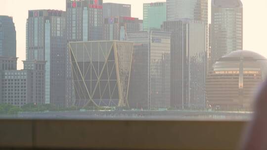 杭州滨江钱塘江边晨跑锻炼