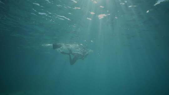 女人在海面浮潜