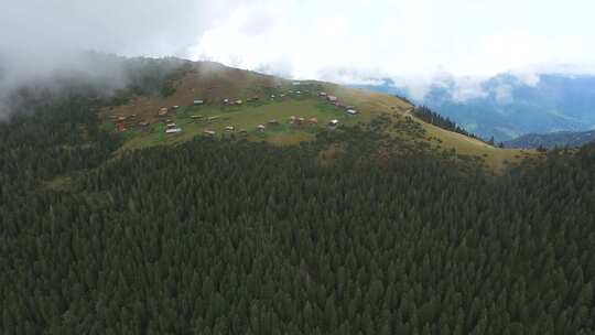 山顶草地上的高原房屋视频素材模板下载