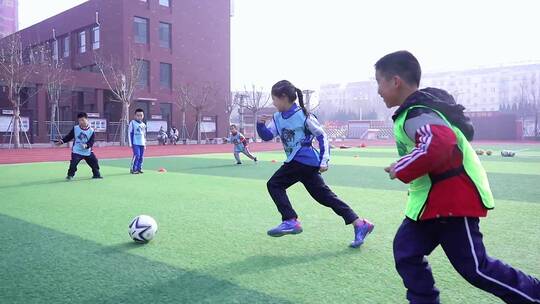 操场上踢足球的孩子视频素材模板下载