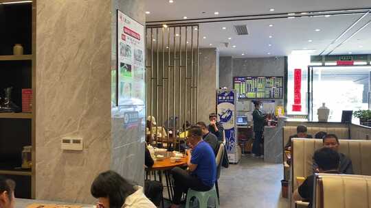 室内餐厅环境顾客用餐景象