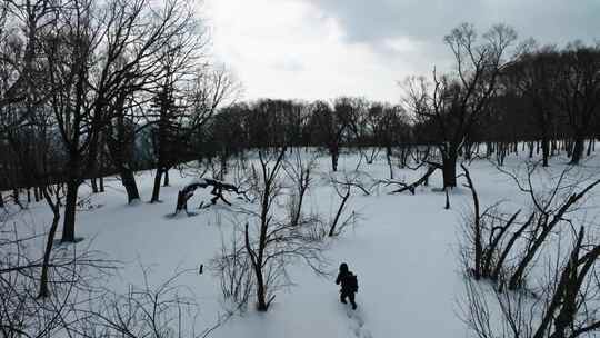 4K冬天冰天雪地人物在雪地艰难行走下雪
