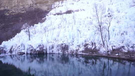 山间冰瀑与平静湖水景观