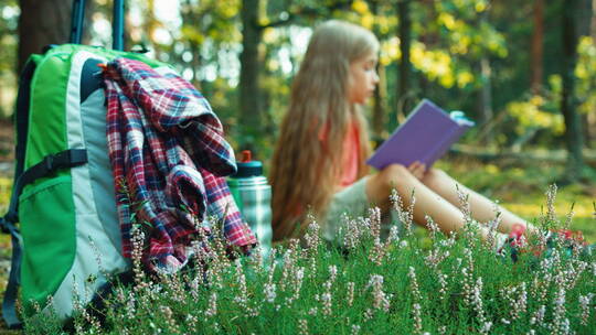 女孩在森林里看书大笑