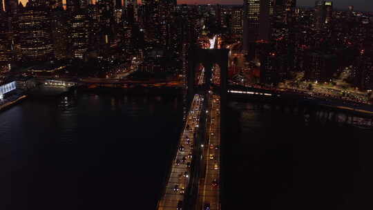 晚上飞过布鲁克林大桥