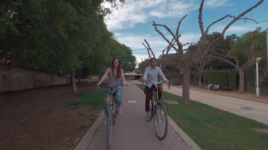 男人和女人在自行车道上骑自行车