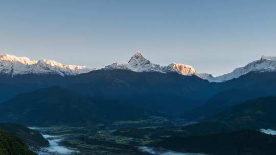 鱼尾峰尼泊尔安纳普尔纳喜马拉雅雪山日出