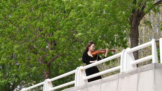 唯美镜头小提琴家海河边演奏1视频素材模板下载