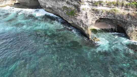 鸟瞰印尼巴厘岛海岸线上绿松石海浪飞溅