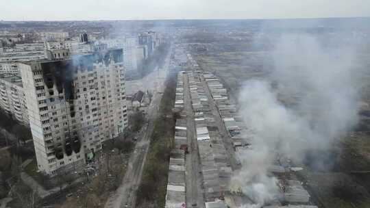 爆炸后燃烧的建筑物。战争足迹。乌克兰俄罗