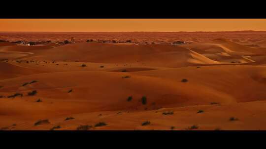 FPV穿越机无人机航拍沙漠中的小镇日落黄昏
