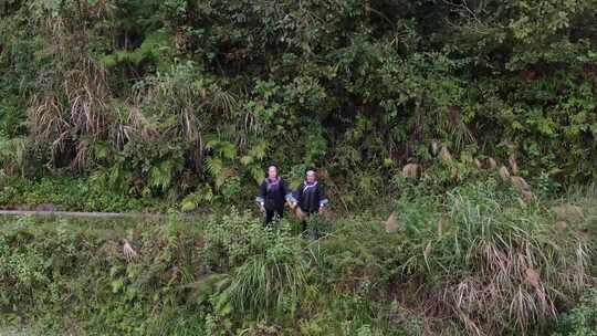 贵州唱山歌 少数民族在山头唱山歌名族服饰