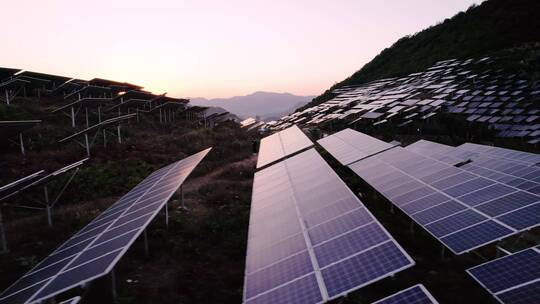 航拍山上光伏太阳能电池板