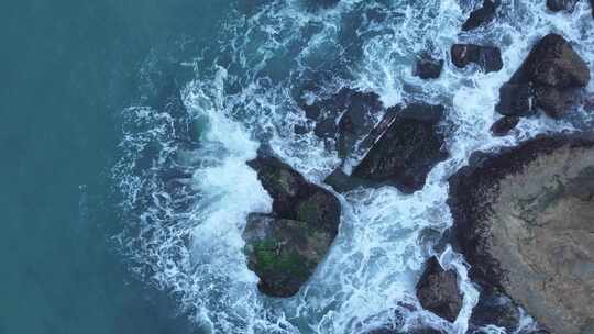 海岸礁石浪花