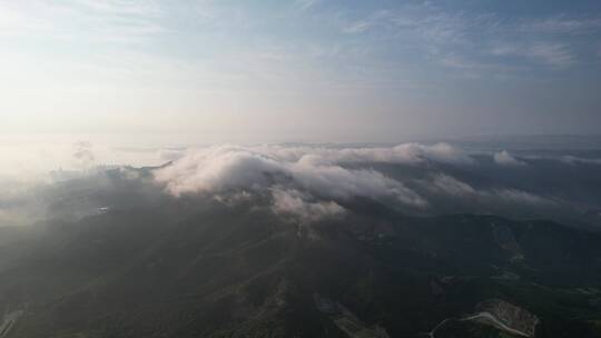 航拍威海市环翠区里口山上面的平流雾云海