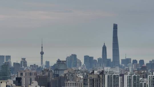长焦下的上海中心大厦航拍