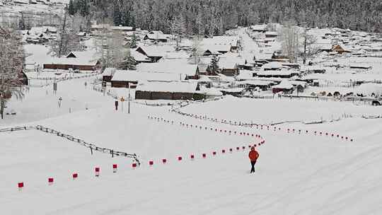 男人走在新疆白哈巴村的雪地上