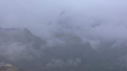 云雾缭绕的扎尕那高大山峰和寺庙云海延时