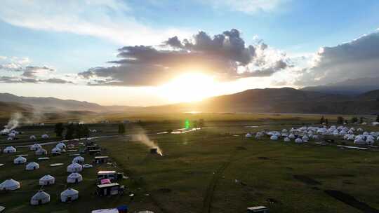 夕阳下的蒙古包