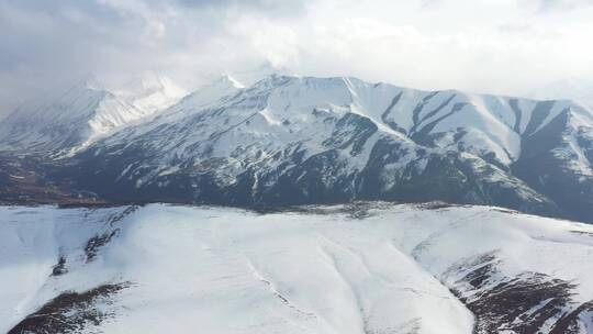 航拍风雪中的洛隆县雪山风光