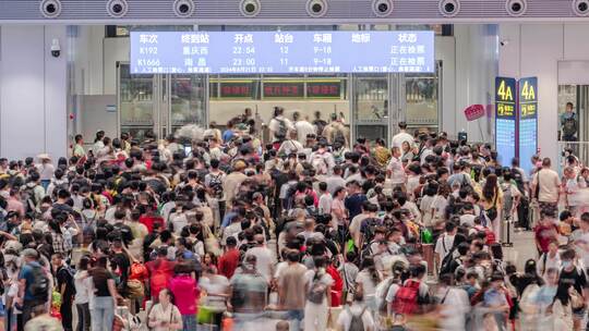 高铁站候车大厅 人群排队检票进站