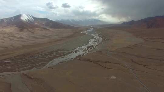 青藏高原三江源峡谷雪山航拍