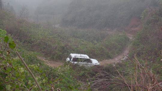 冬季山乡冰雪泥路上艰难行驶的越野车