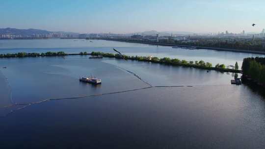 滇池湖滨路晴朗的早晨4k航拍视频素材模板下载