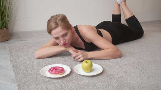 健身餐选择不健康饮食女人甜点