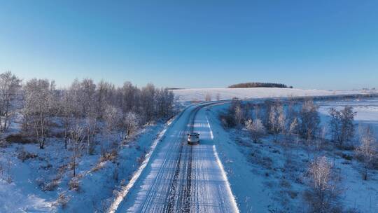 行驶在雪野公路上的越野车