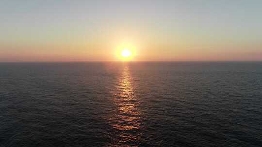 平静的大海和日落海景