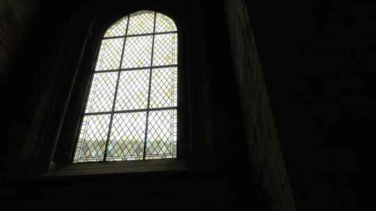 老教堂的中世纪窗户