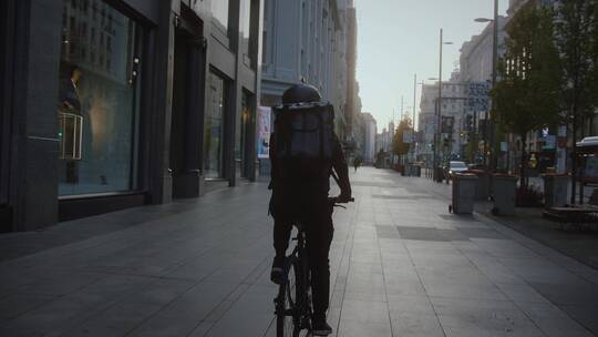 送货员在城市街道骑自行车