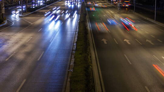 夜间公路交通的延时镜头