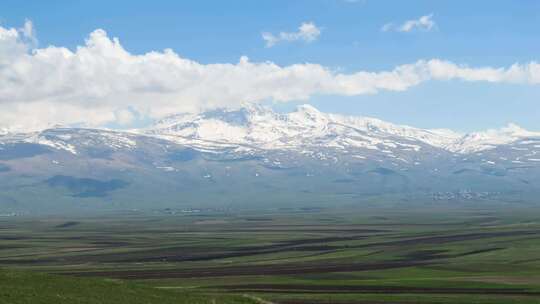 亚美尼亚的风景和山脉云在亚美尼亚雪峰上移