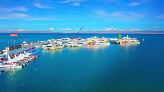 青海湖码头停靠多艘船只的美丽湖景