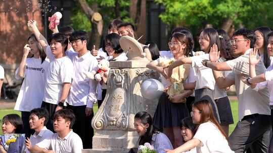 学生在户外合影留念