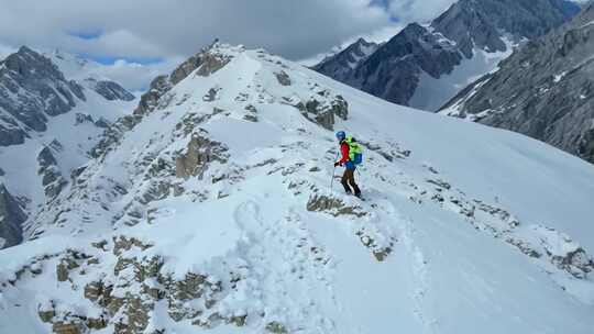 登山者攀登雪山的壮观场景