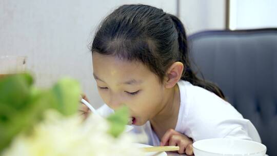 4K升格一个人在中餐厅吃饭的东方女孩
