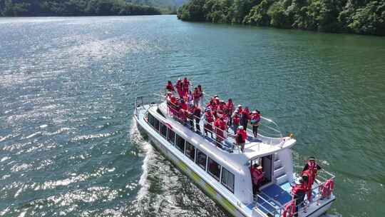 辽宁本溪桓仁虎谷峡绿水青山乘客游船旅游